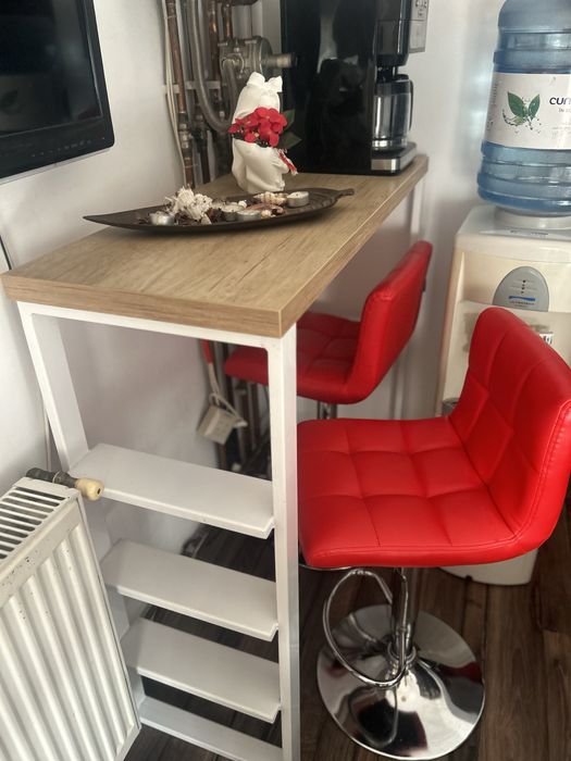 Vand un pult gen bar cu 2 scaune