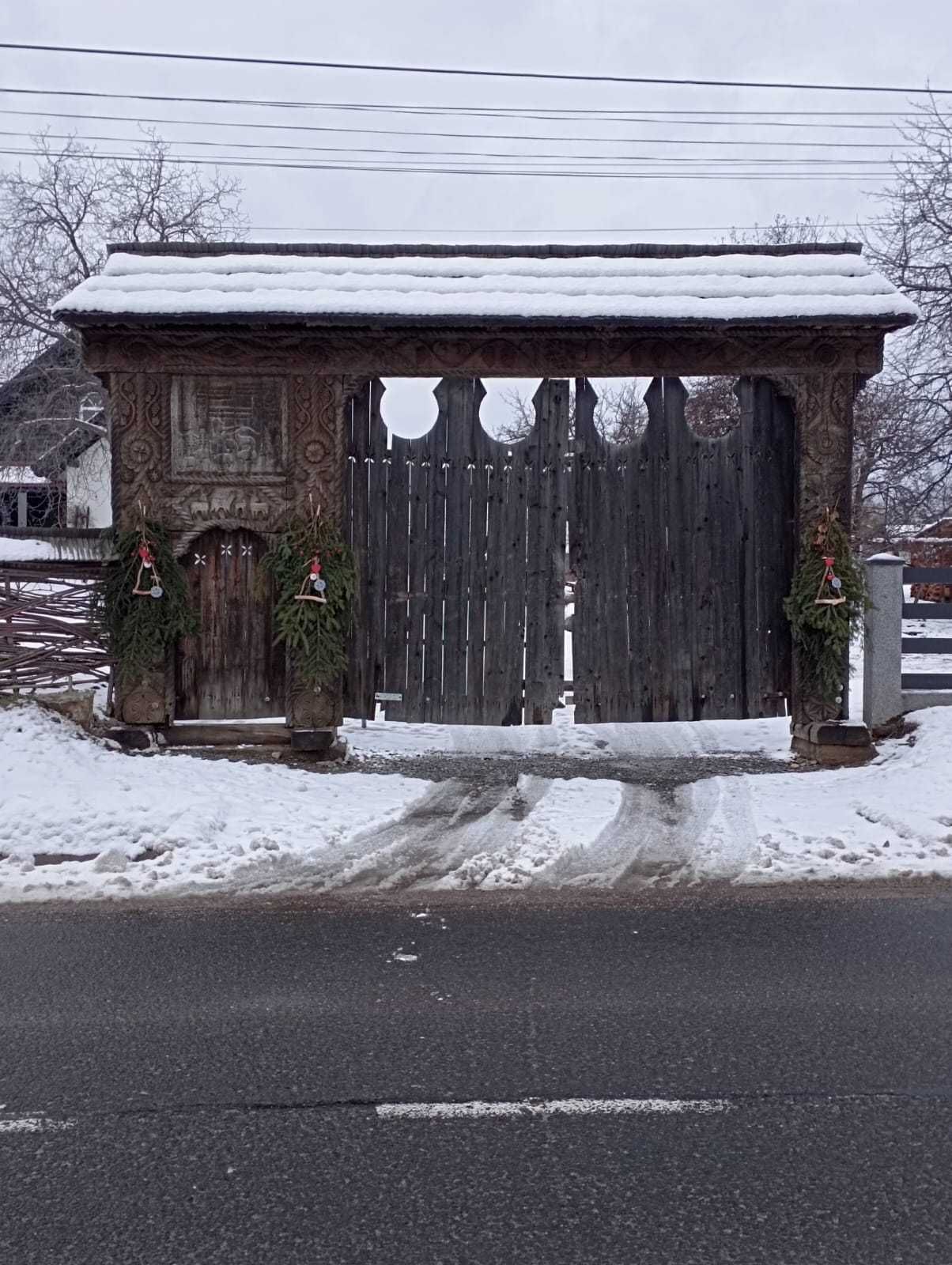 Poarta tradiționala Maramureșeana sculptata