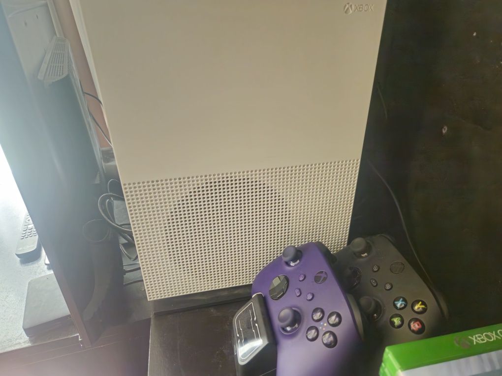 Xbox one.   S.  500 gb