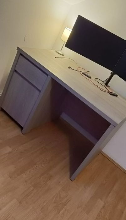 Vând masa de birou, din pal dublat