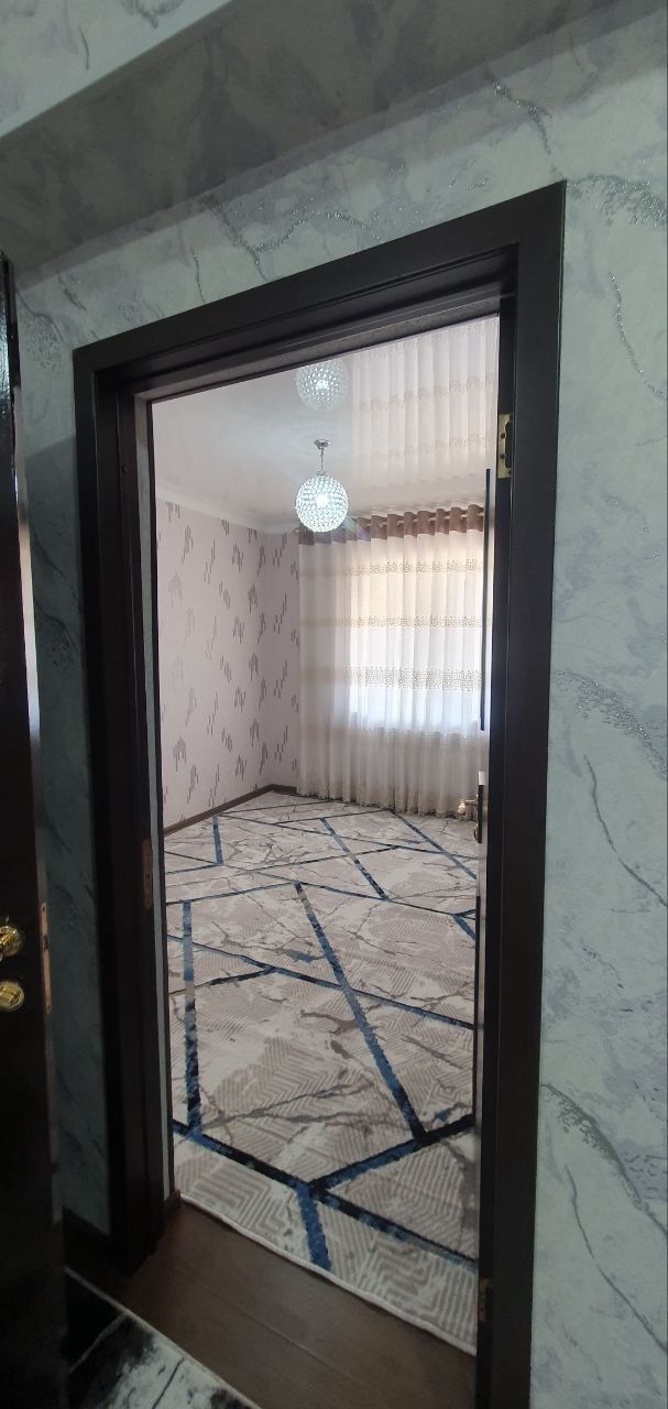 3 xonali 60m² 1-qavat, katta yer maydoni ham bor.
7 qavatli yangi, LIF