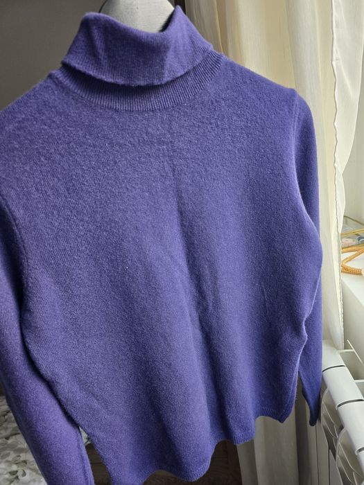 Pulover din lana fina cu guler lejer
