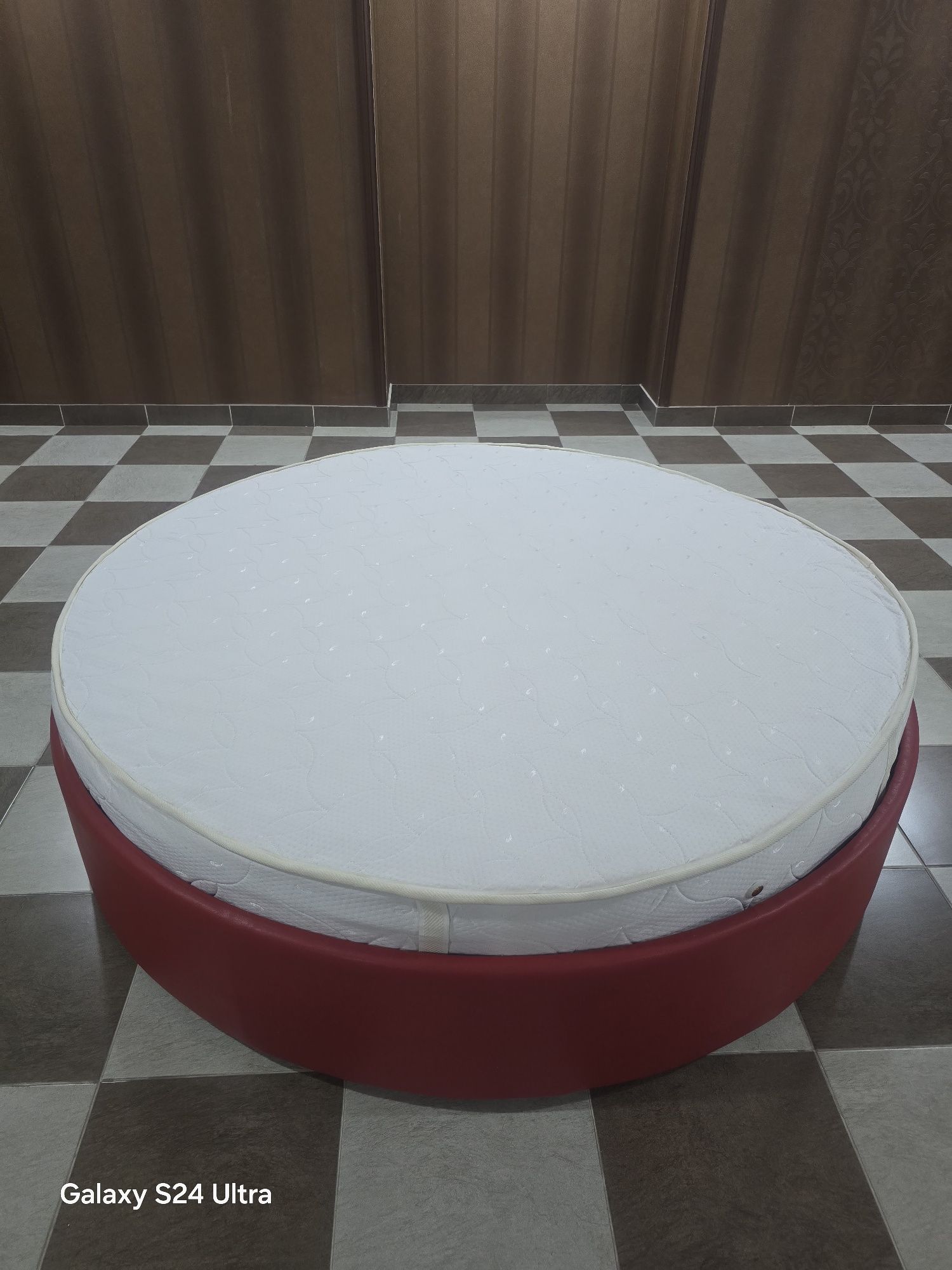 Круглый кровать.