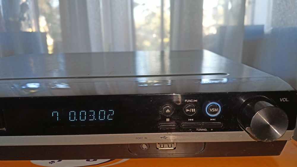 Vand un DVD/HT Player LG HT353 + subwoofer