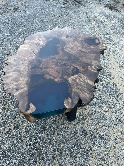 Налична уникална маса от орех и епоксидна смола