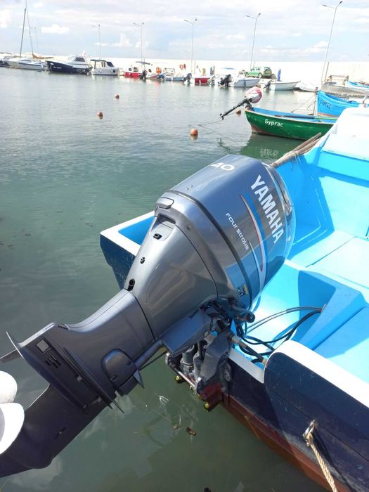 Лодка Кормуран с двигател