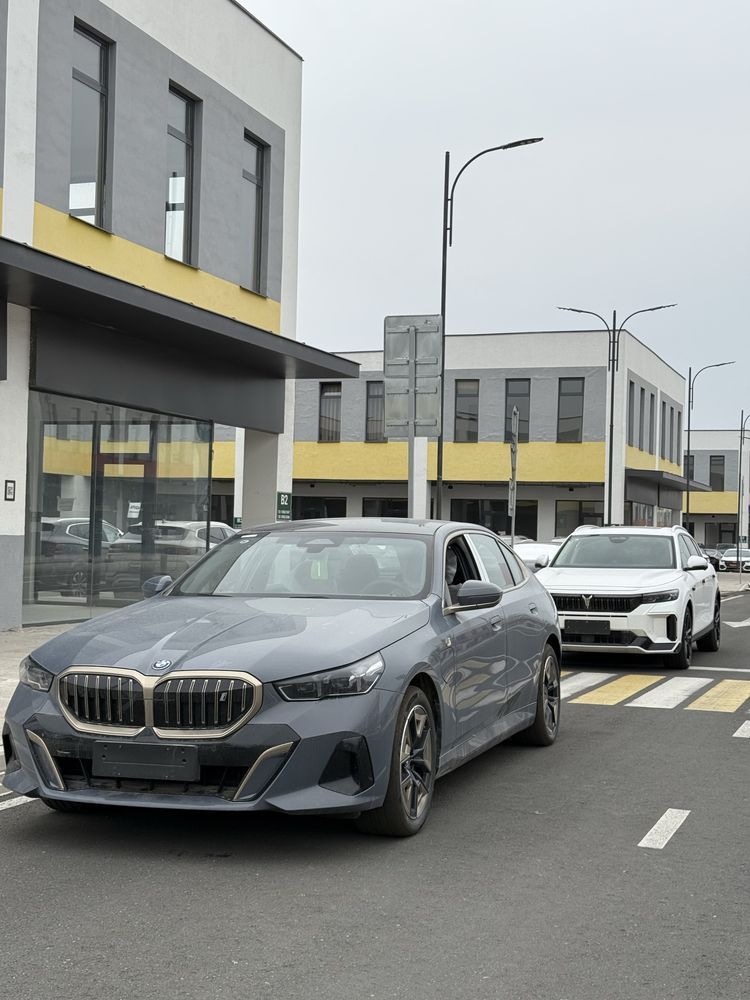 BMW i5 e-drive 35L M Full sotuvda tayyor