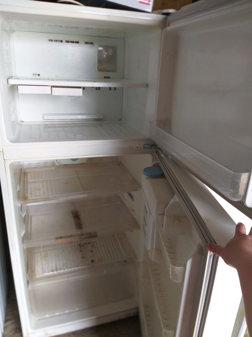 Продам рабочий холодильник део