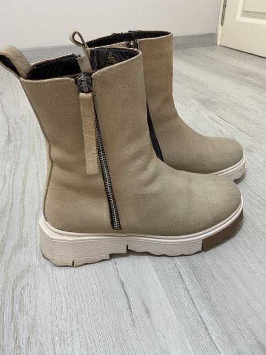 Бежови Боти от естествен велур