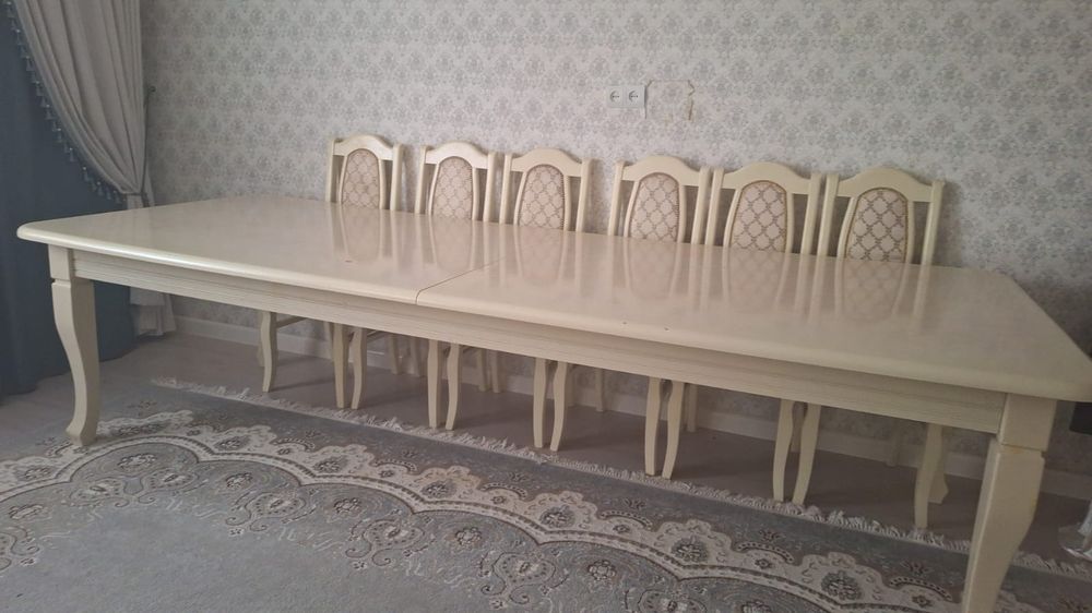 Стол состоянии стульями