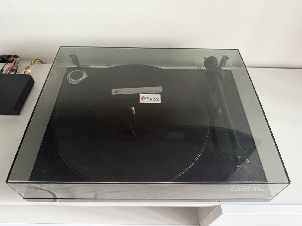 Продаётся виниловый проигрыватель Pro-Ject Essential III