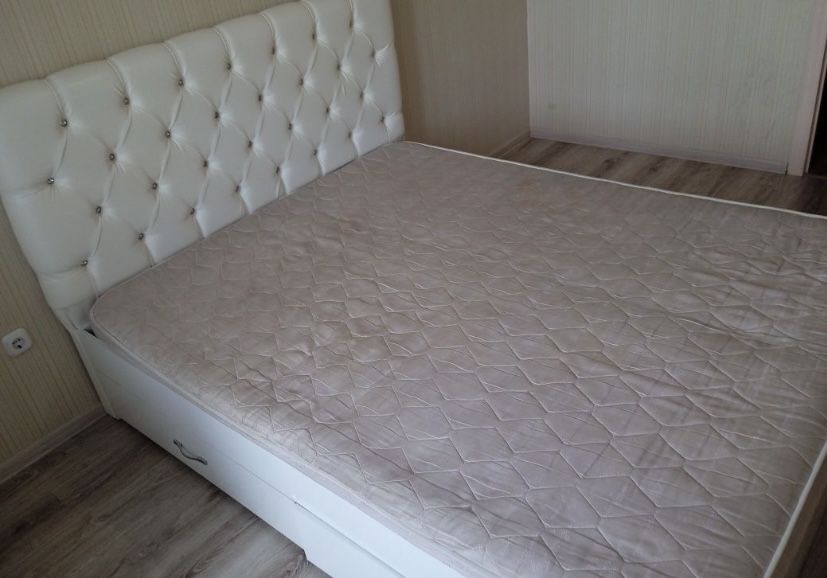 Продам 2 спальную кровать с матрасом