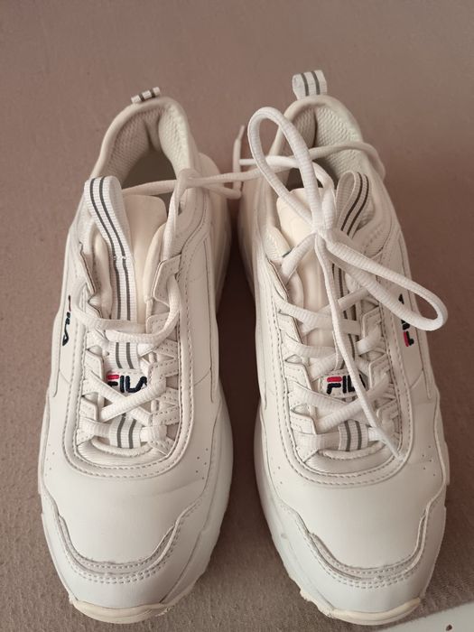 Оригинални  бели маратонки Fila