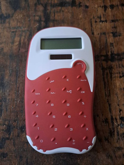 калкулатор Марксман Marksman, работи със солар и батерия, червен/розов