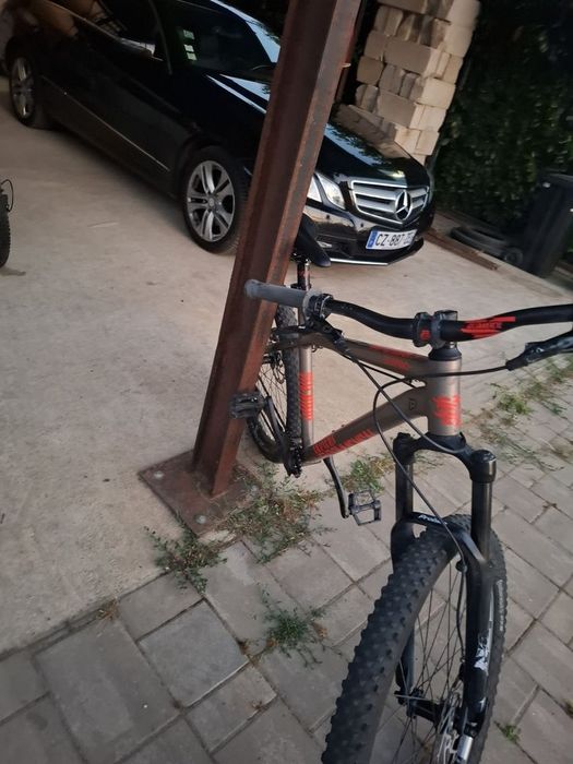 Bicicleta comencal el cammino 27.5 este modificata ca wheelie bike