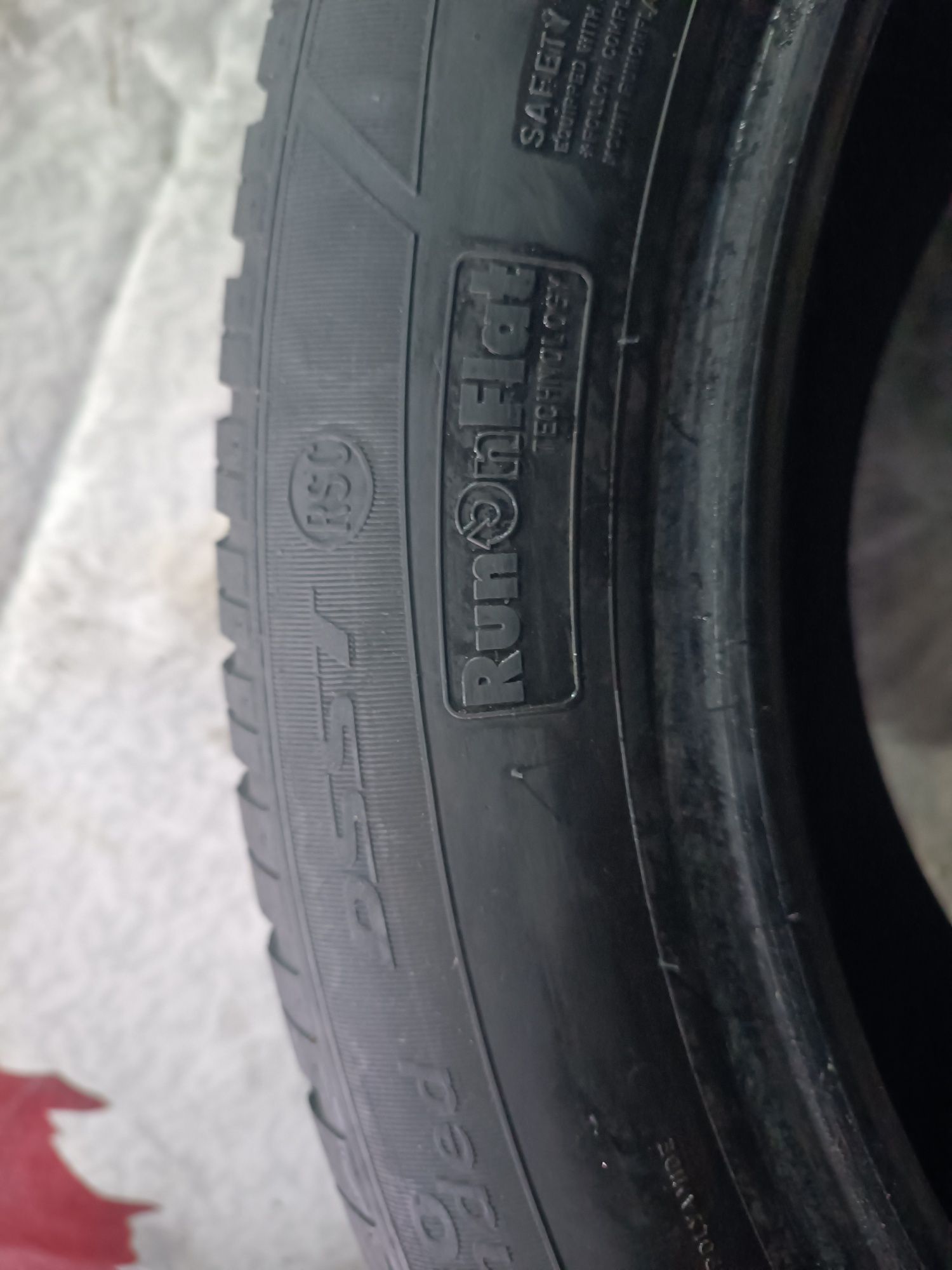 255/50/19 Dunlop .