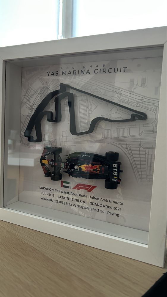 Персонализиран F1 подарък – 3D рамка с болид и писта по избор