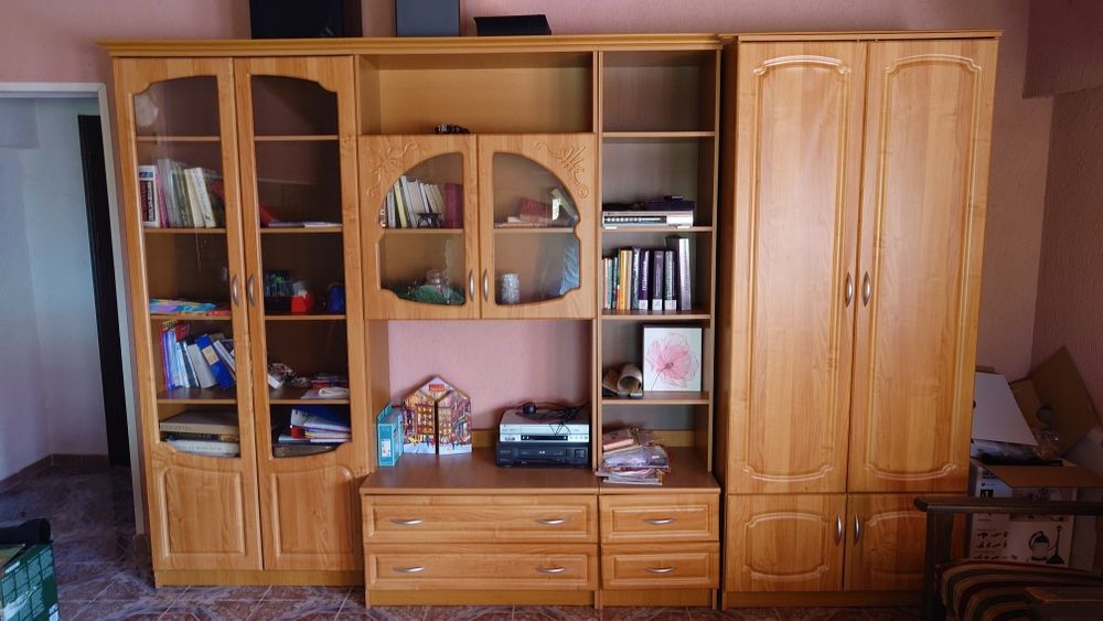 Секция с витрина и гардероб