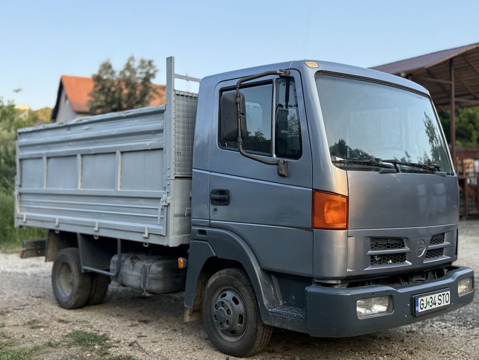 Nissan Atleon 2005