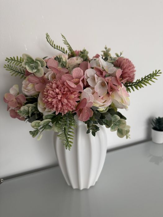Vaza cu flori artificiale (aranjament floral)