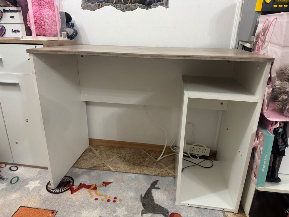 Ученическо бюро -  бяло