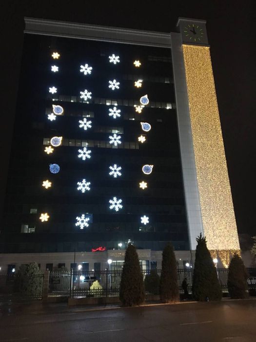 Новогоднее оформление. Yangi yil bezaklari