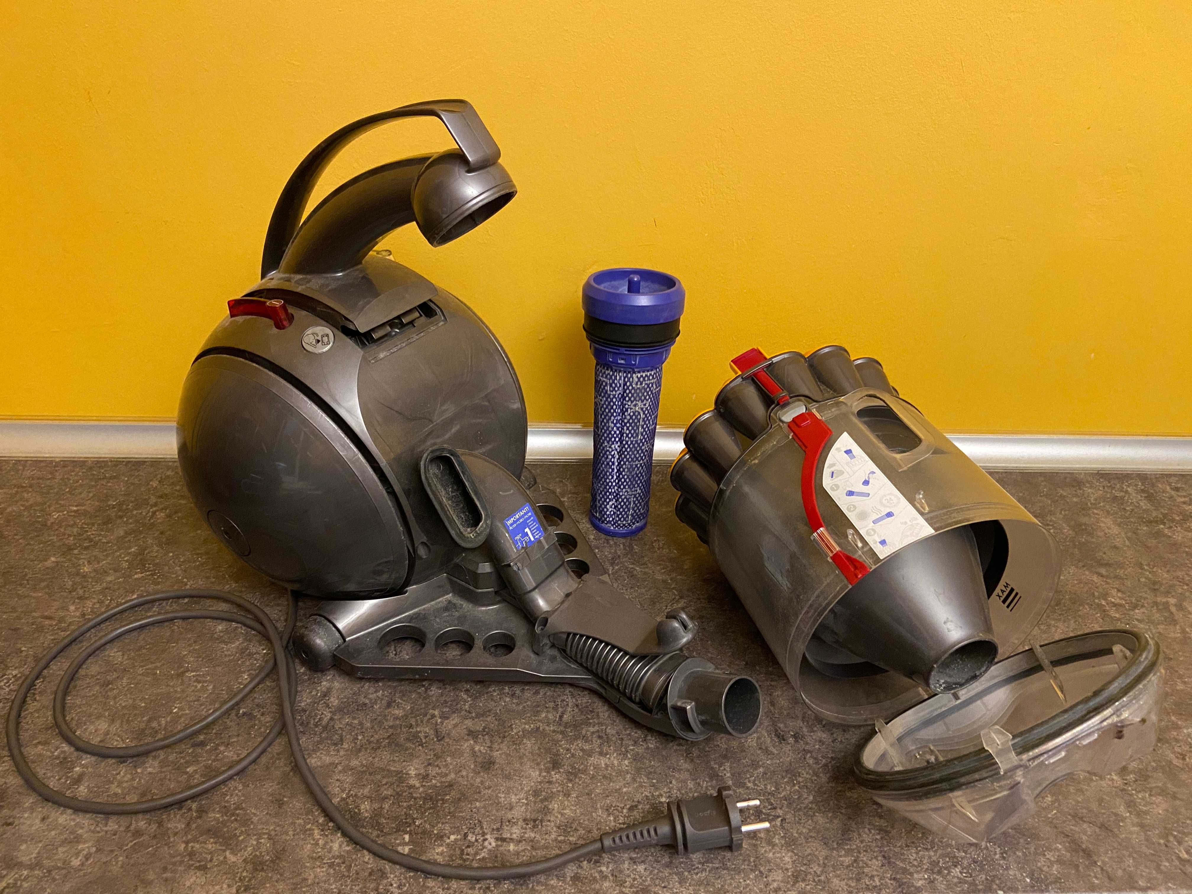 Aspirator Dyson si accesorii