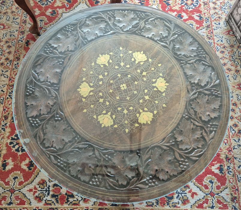 Masa rotunda sculptata