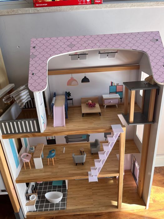 Дървена къща за кукли