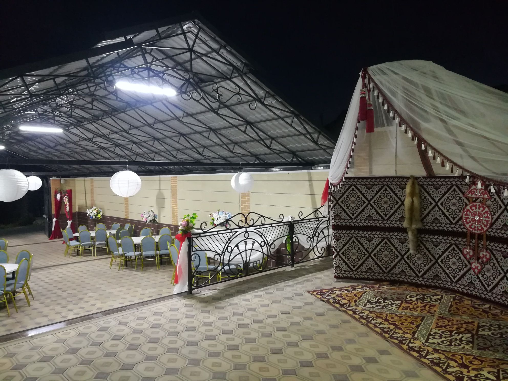 Стол, стулья,посуды
