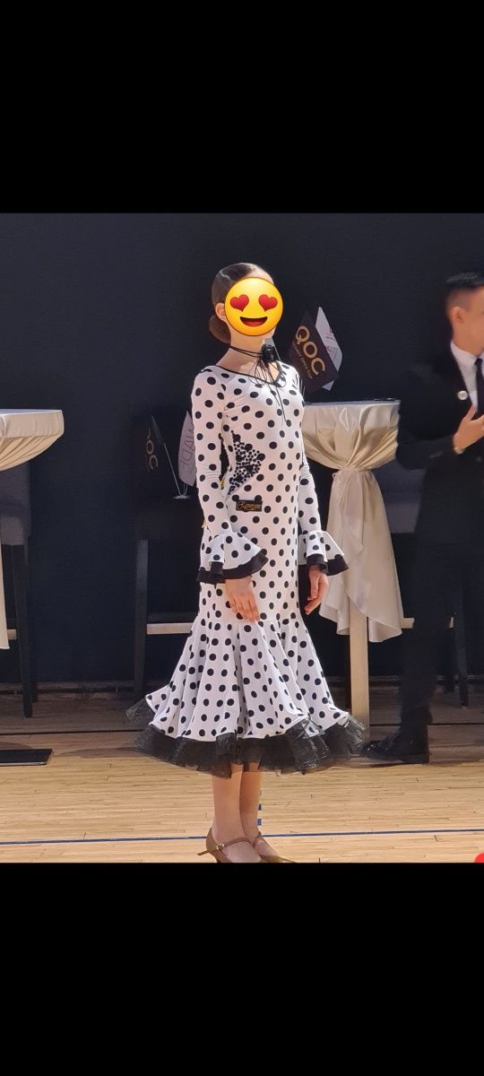Продам платья на Юниор 1