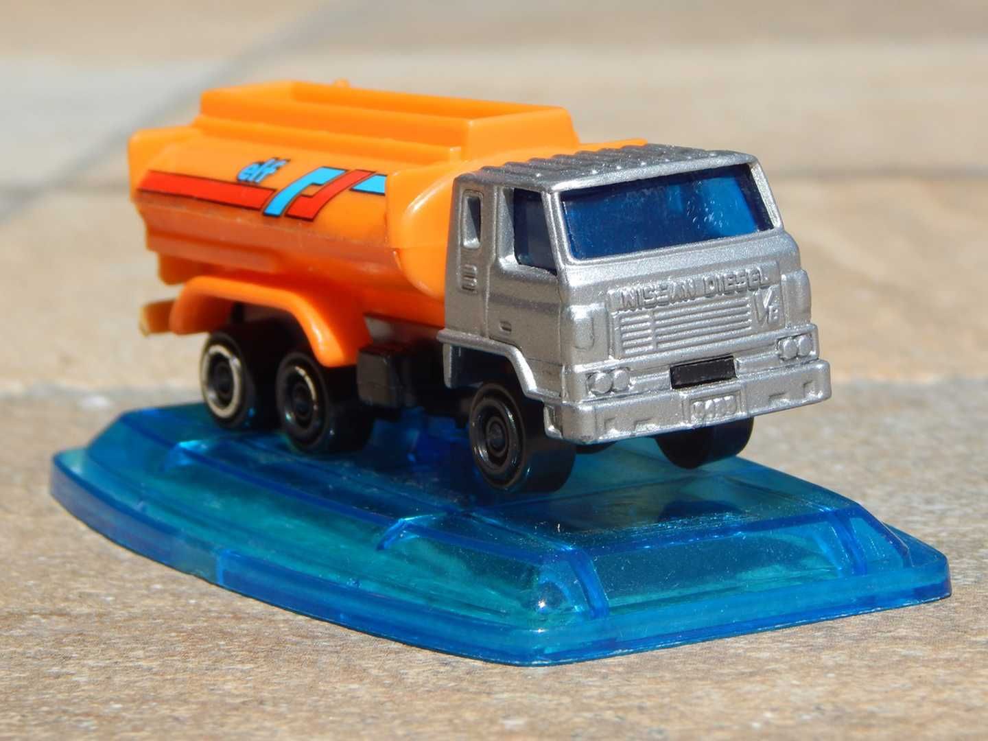 Macheta autocamion cisterna Nissan Diesel CW V8 Pilen Spania la cutie