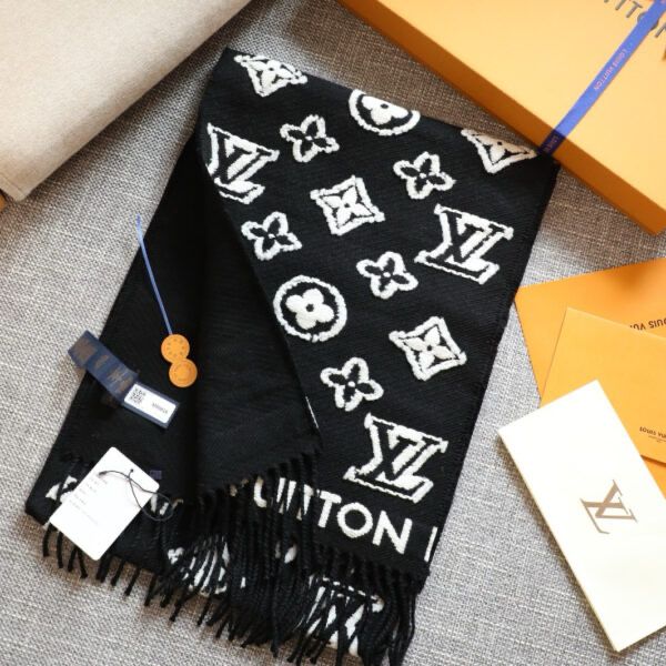 Луксозен шал Louis Vuitton