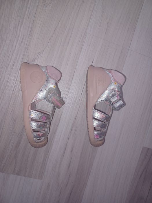 Бебешки сандали запазени