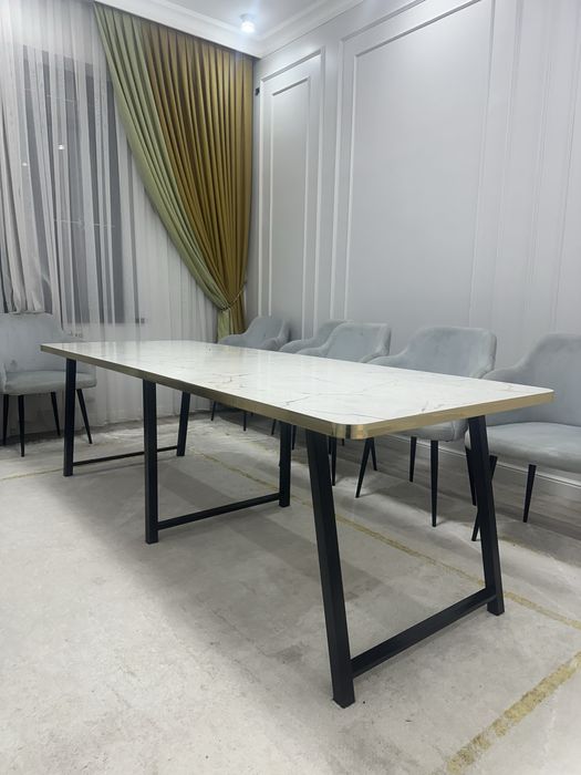 Стол для гостях.