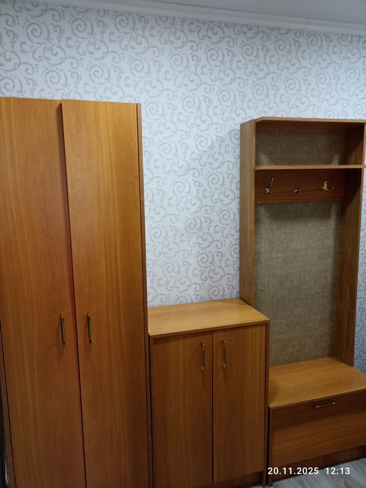 Мебель (шкаф, вешелка и тумба)