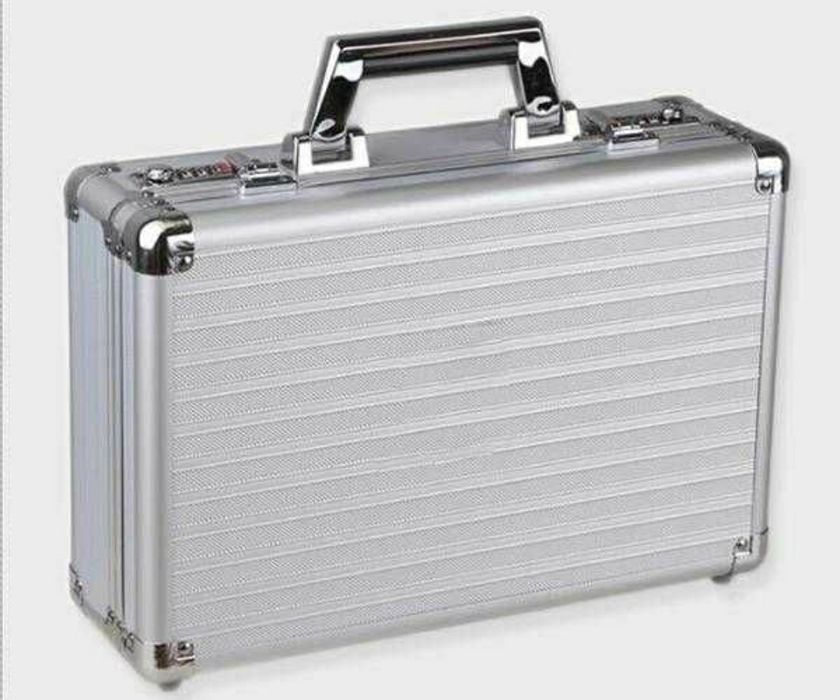 Алюминиевый чемоданчик, кейс аккуратный стильный как из фильмов)))
