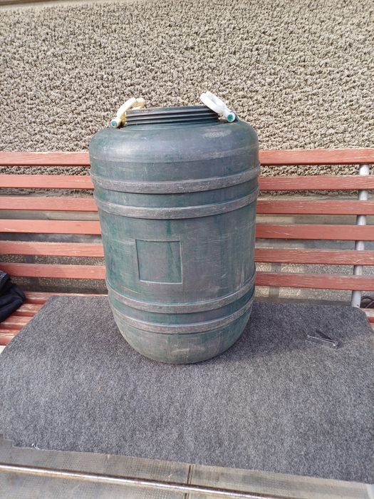 Vand bidoane din plastic