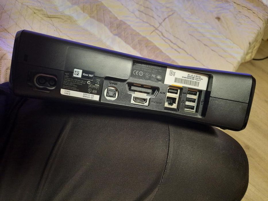 XBOX 360 Slim 500GB + 2 безжични джойстика