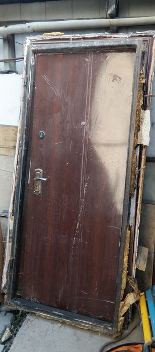 Срочно продам железную дверь