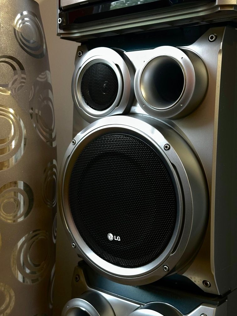 Продаётся музыкальная система LD 3CD Changer System с 4 колонками!