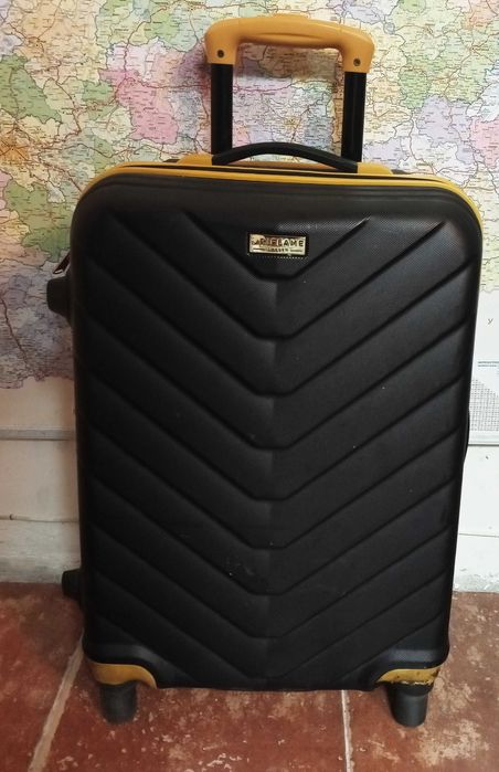 Куфар твърд с дръжка на колела