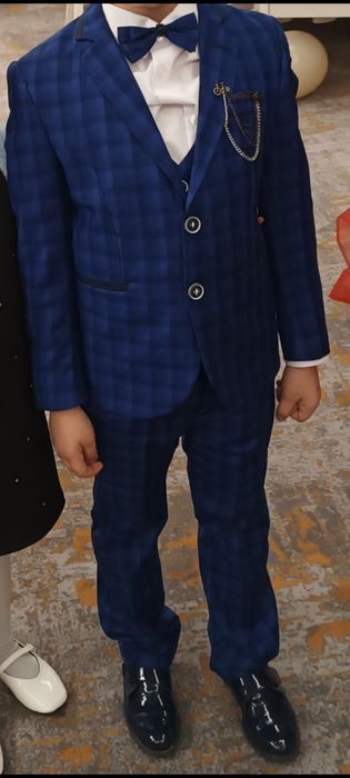 Vând costum elegant 7ani