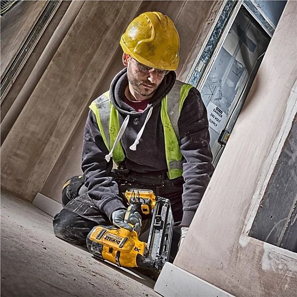 Акумулаторен Такер за дърво  DeWALT DCN660NT/18V с Куфар