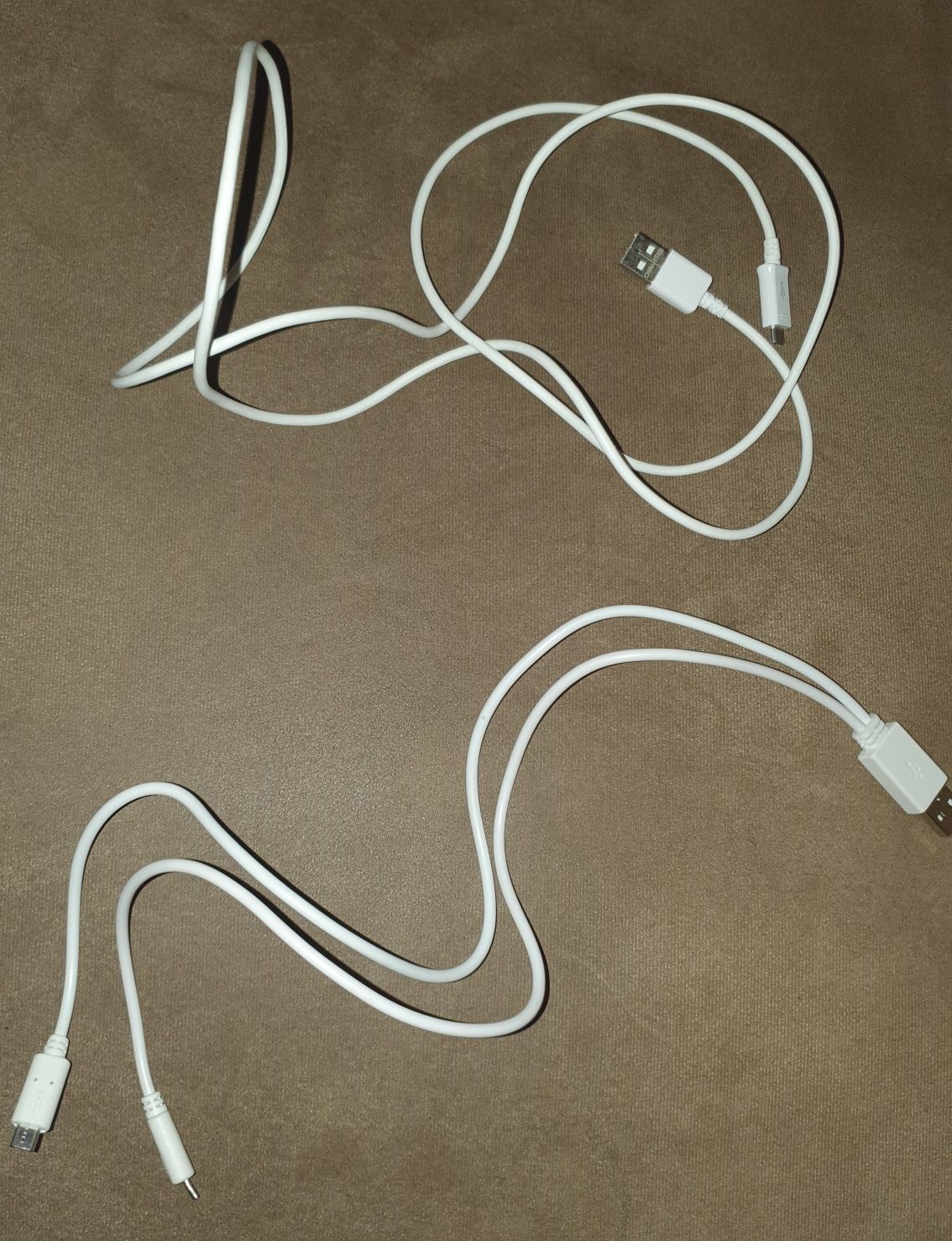 Кабел за зареждане и пренос, може би за iPhone