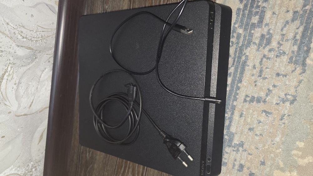 Продам PS4 Slim 1Tb.
