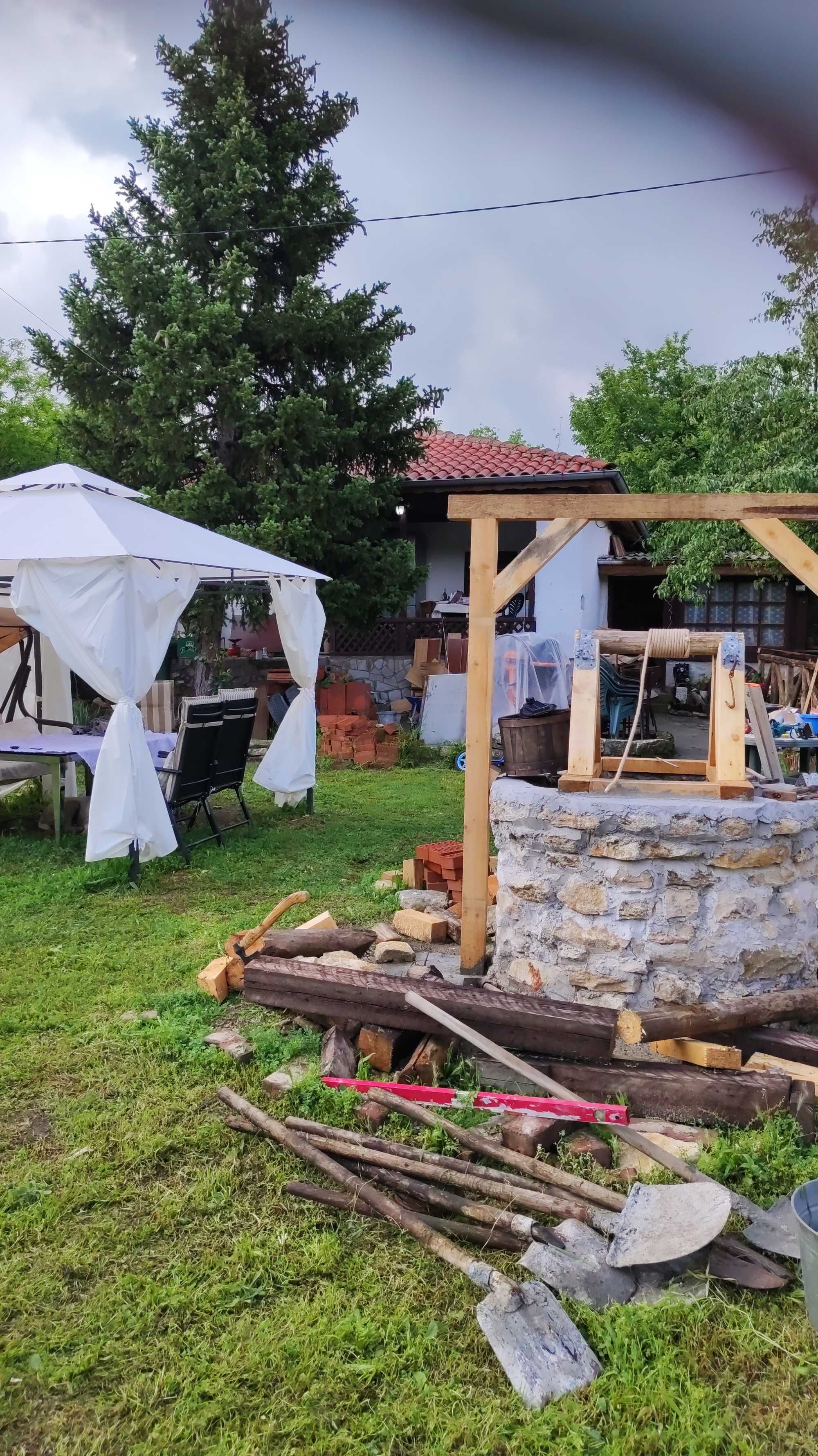 Къща с двор в село Златна Ливада