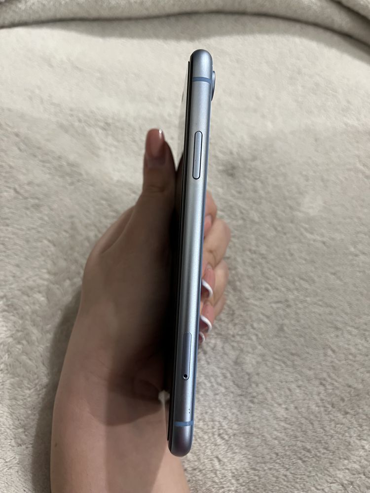 iphone XR blue  като нов