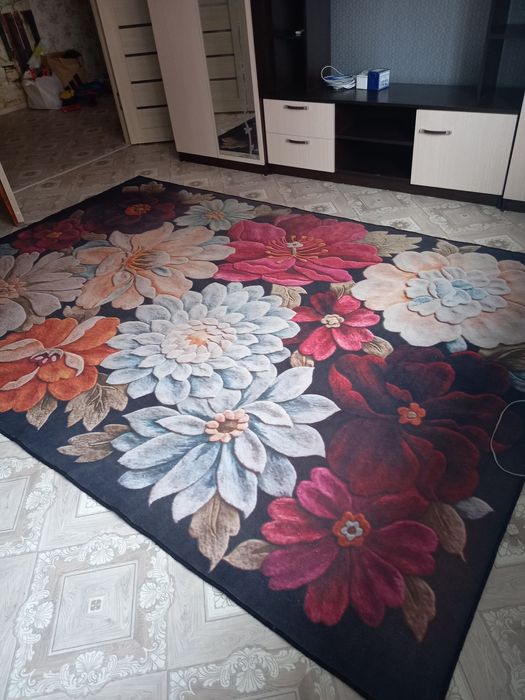 Современный палас, яркий.