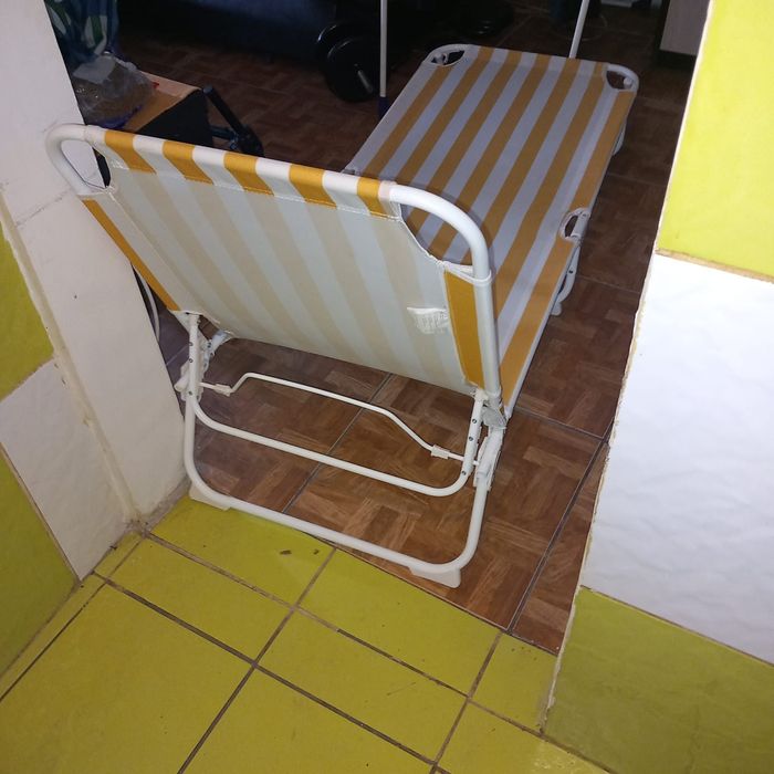 Sezlong de plaja din tevi de metal.